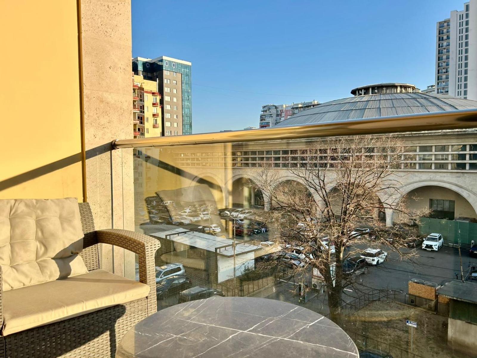 City Center - Next To Holiday Inn -2Br Apartment Tbilisi Exteriör bild