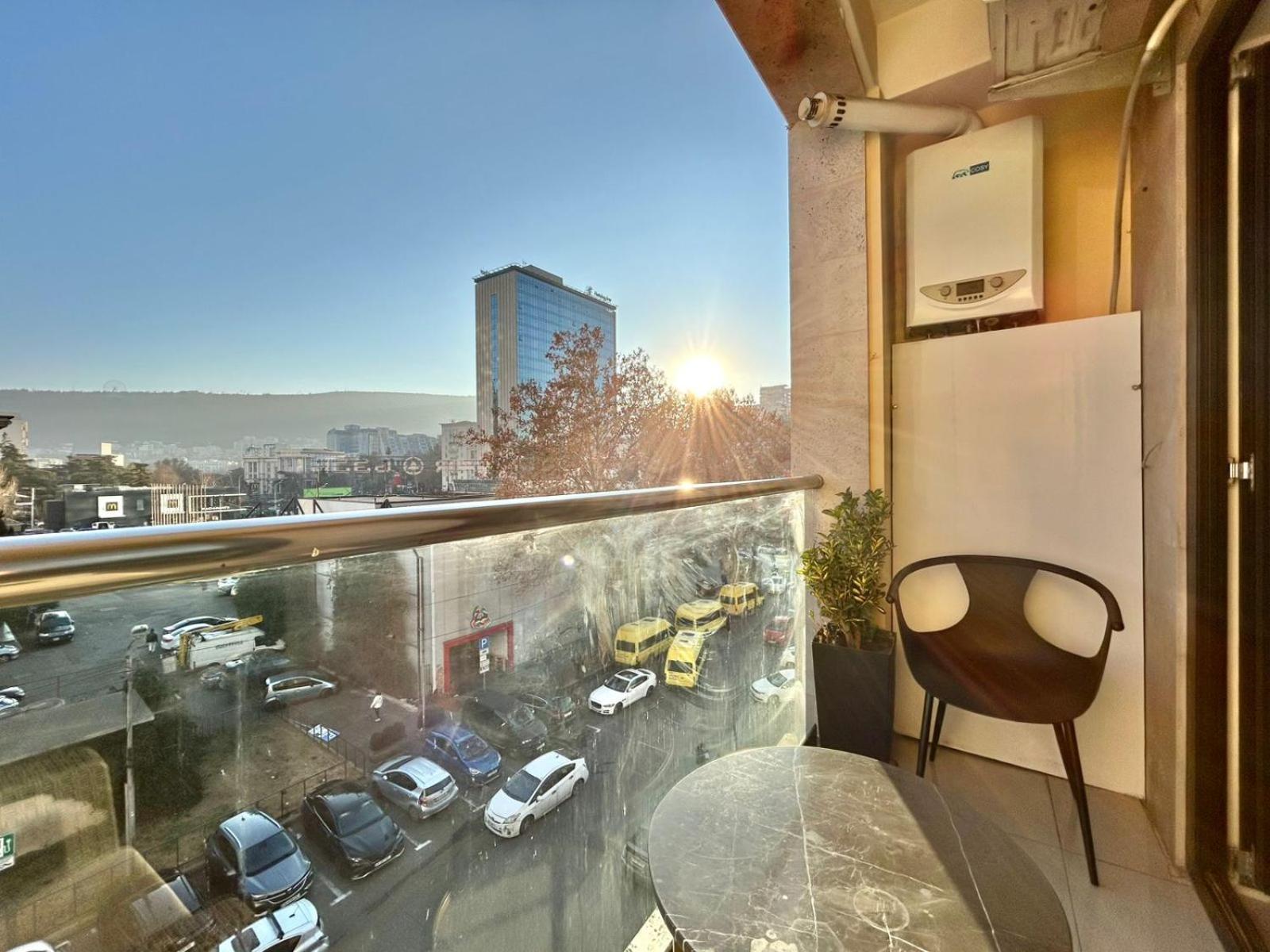 City Center - Next To Holiday Inn -2Br Apartment Tbilisi Exteriör bild